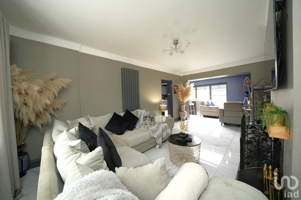 Property photo 3 of 43