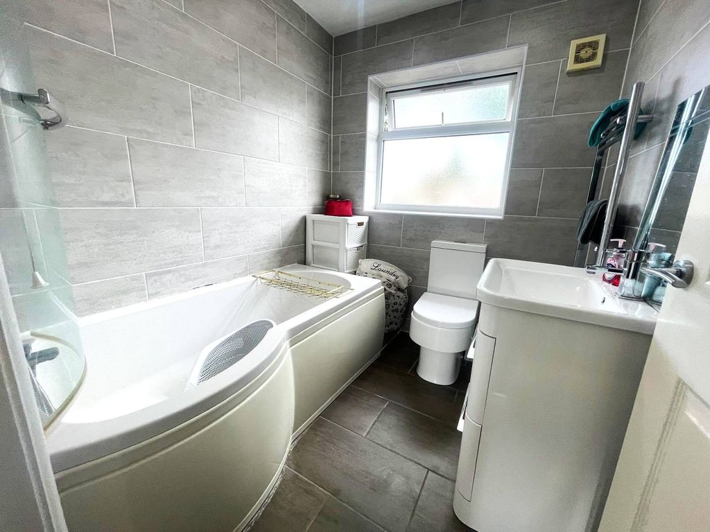 Property photo 3 of 13 Bathroom