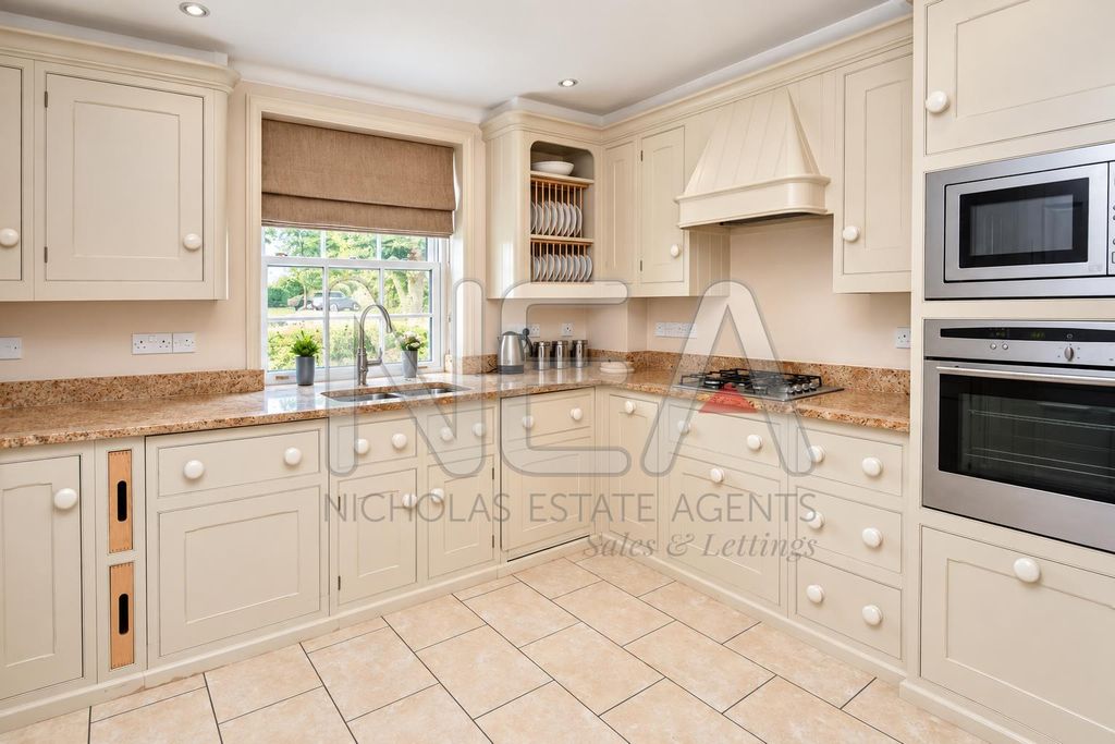 Property photo 2 of 12 Kitchen