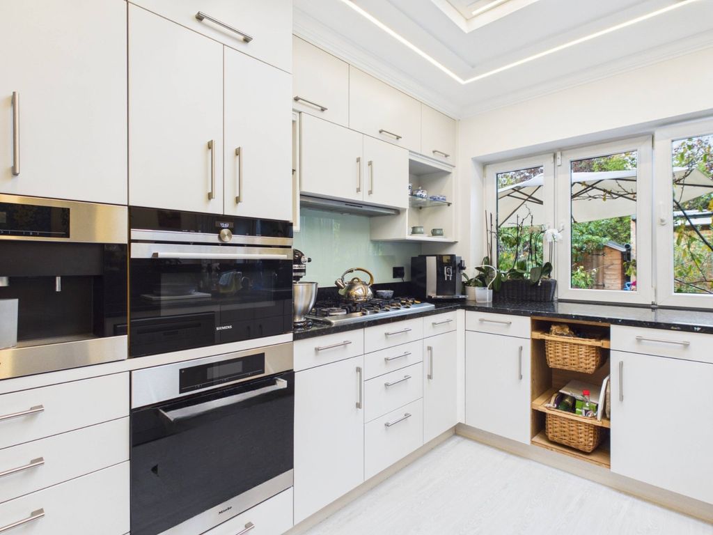 Property photo 3 of 19 Kitchen