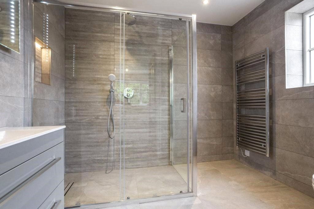 Property photo 3 of 10 Bathroom
