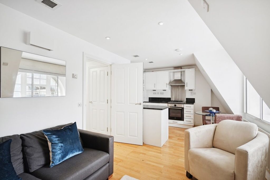 Property photo 2 of 11 8, 72 Mortimer St...