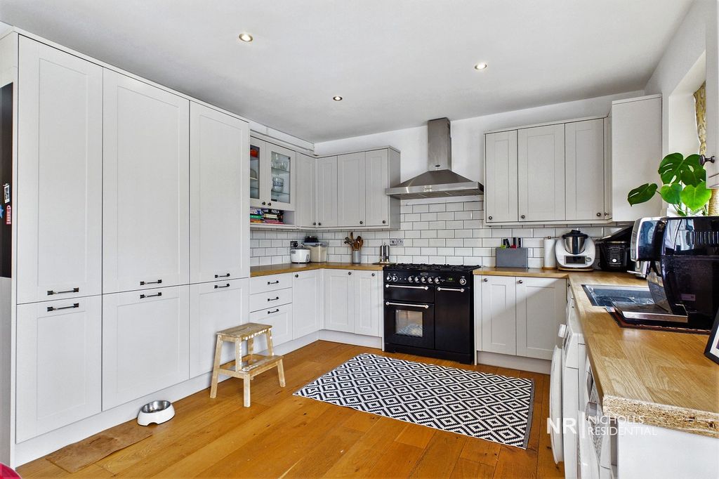 Property photo 3 of 18 Kitchen