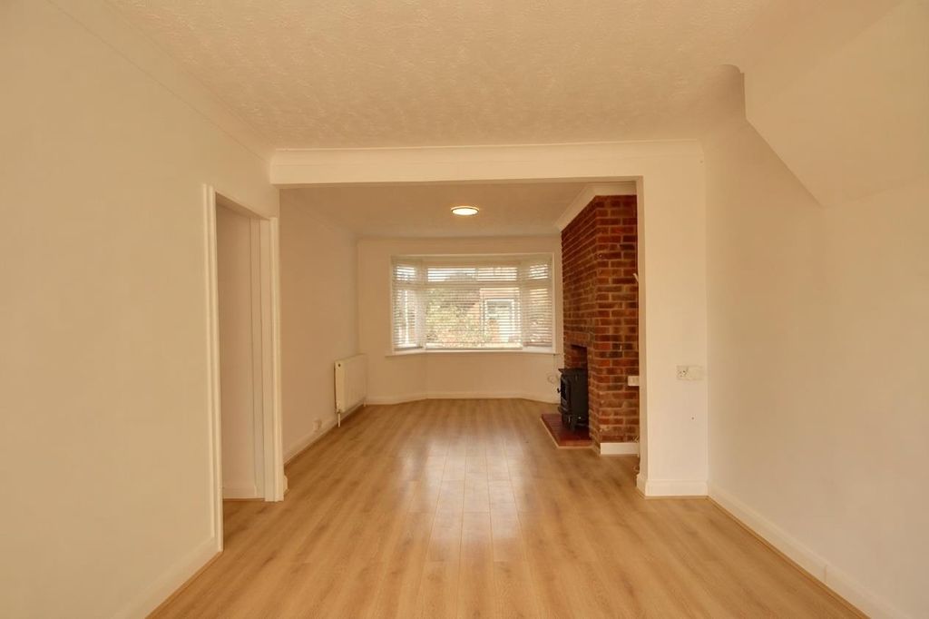 Property photo 2 of 11 4 Turner Rd 6.Jpg