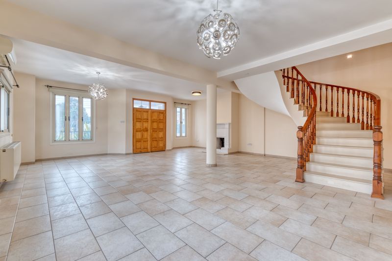 Property photo 2 of 32 Entrance And Lounge