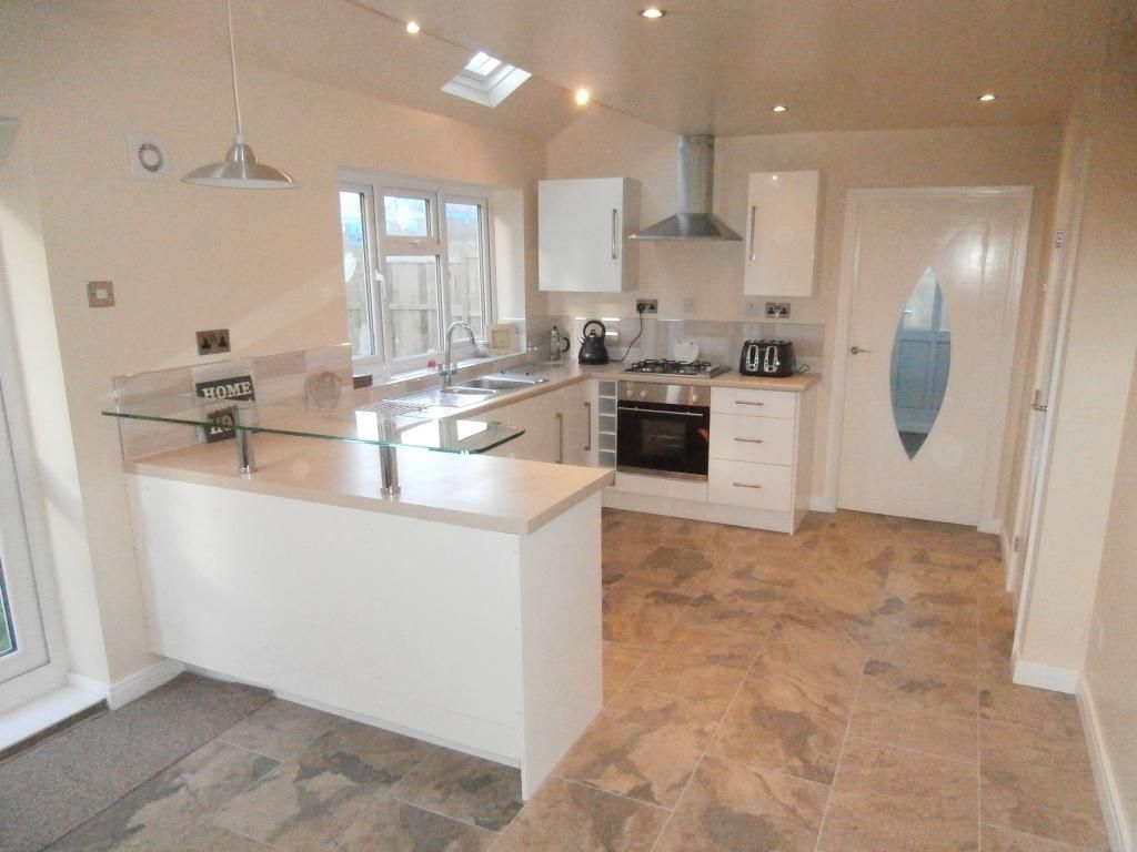 Property photo 3 of 10 Fitted Kitchen