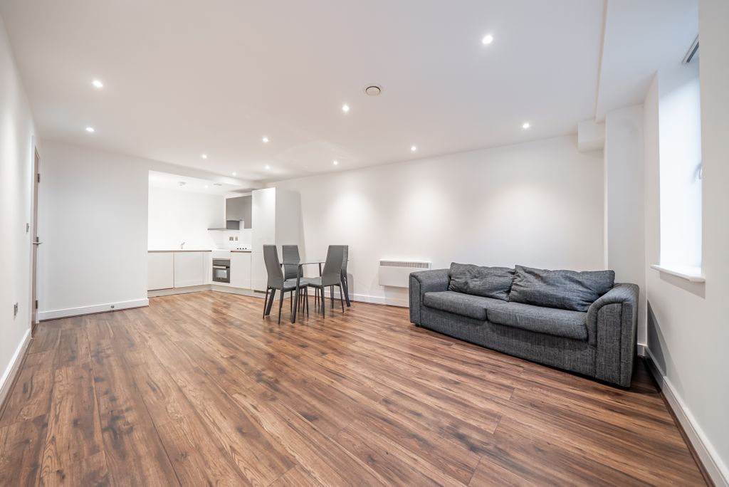 Property photo 1 of 16 Albion House00007