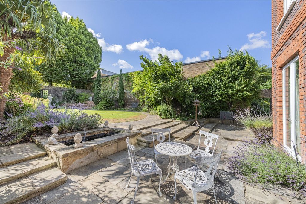 Property photo 3 of 19 Garden