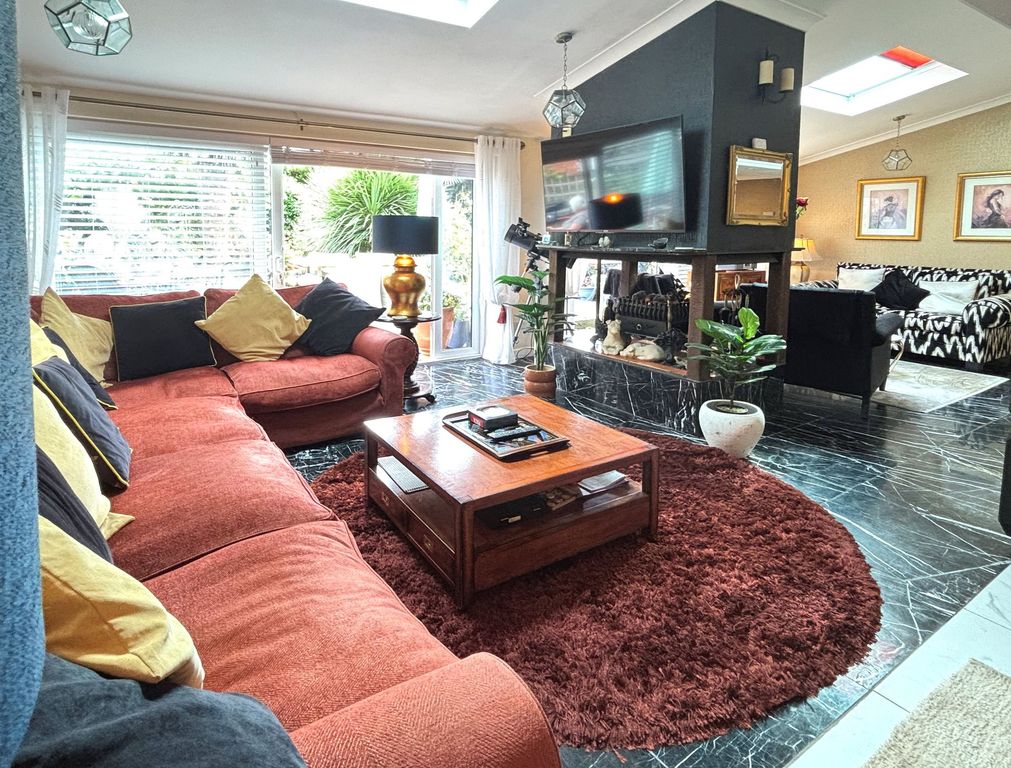 Property photo 3 of 27 Kitchen/Lounge2