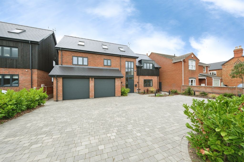 Property photo 1 of 32