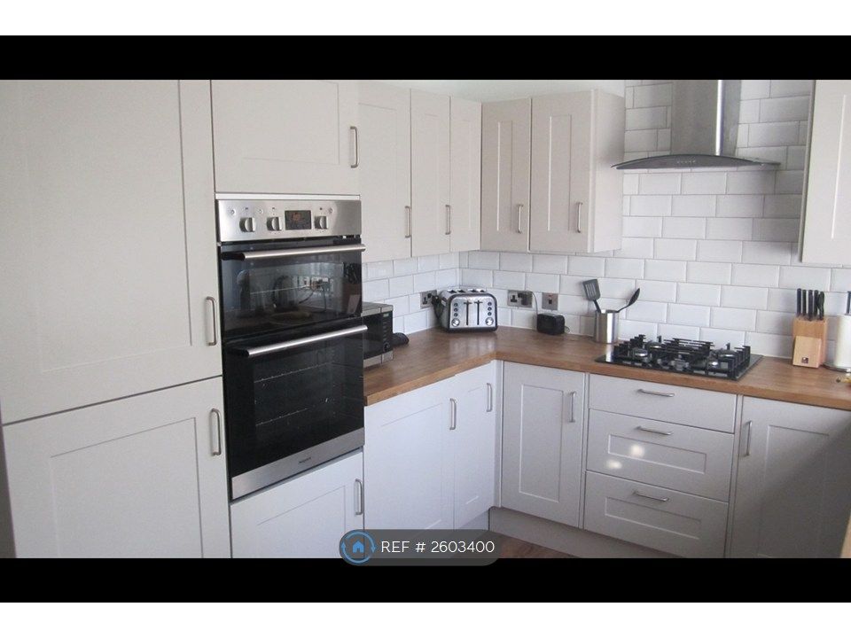 Property photo 3 of 12 Kitchen