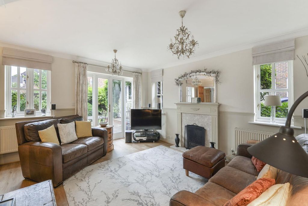 Property photo 3 of 19 Living Room