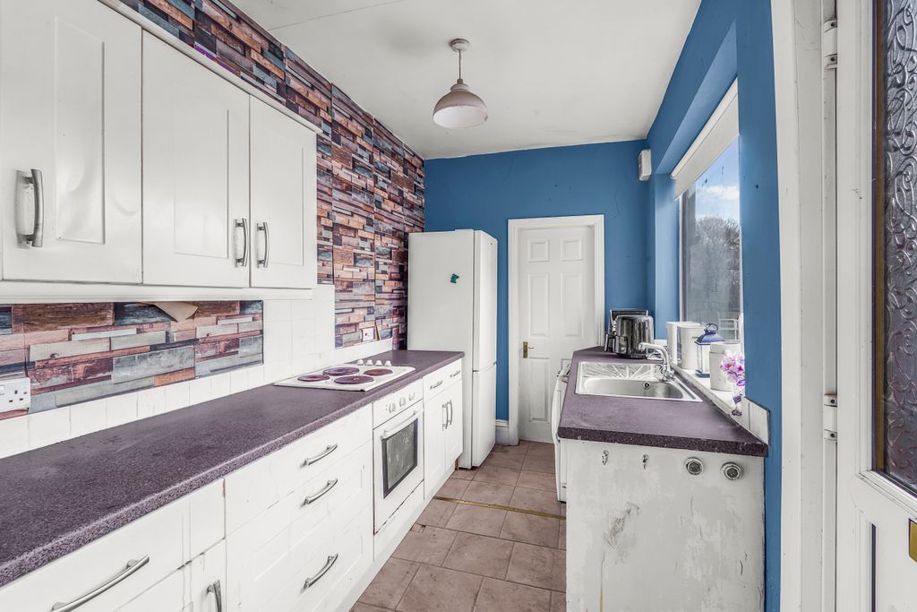 Property photo 3 of 8 Kitchen