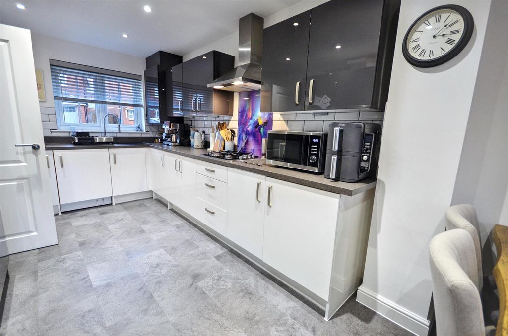 Property photo 3 of 19 Kitchen