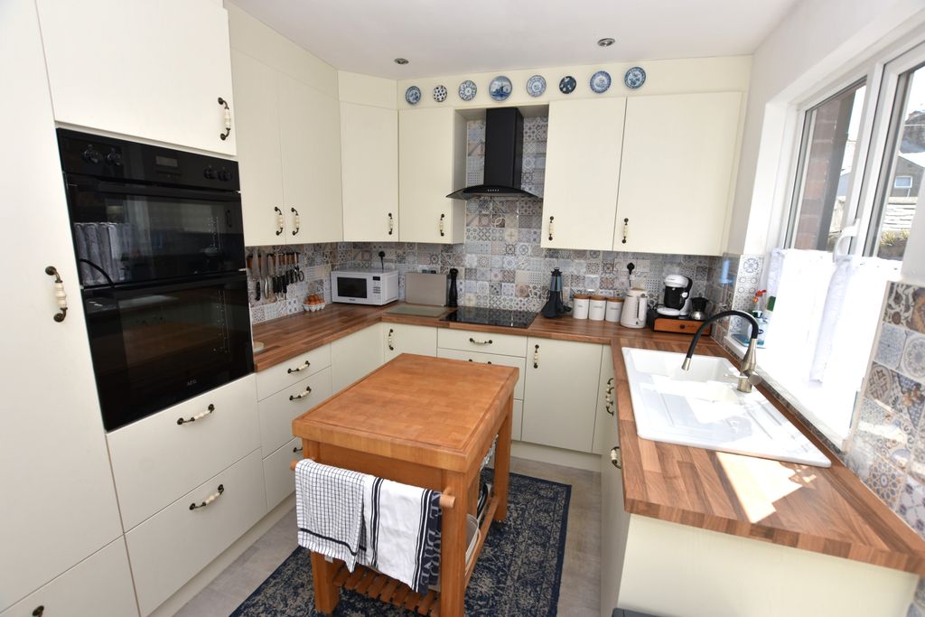 Property photo 2 of 21