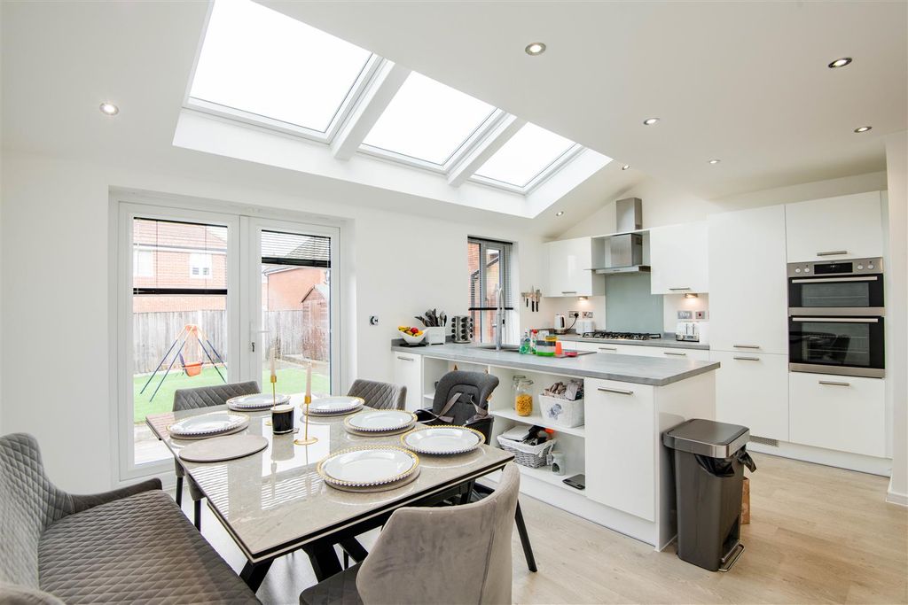 Property photo 3 of 21 Kitchen / Diner