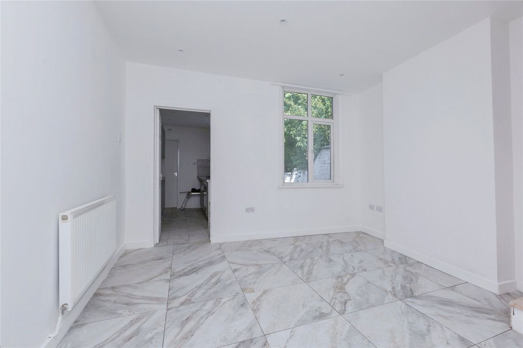 Property photo 2 of 18 Picture No. 13