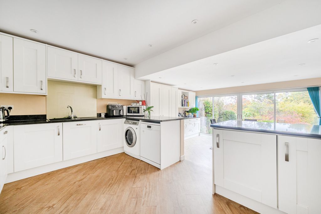 Property photo 3 of 30 1373665-8-69020ba...