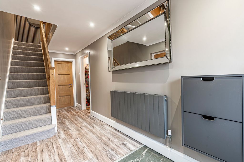 Property photo 3 of 33