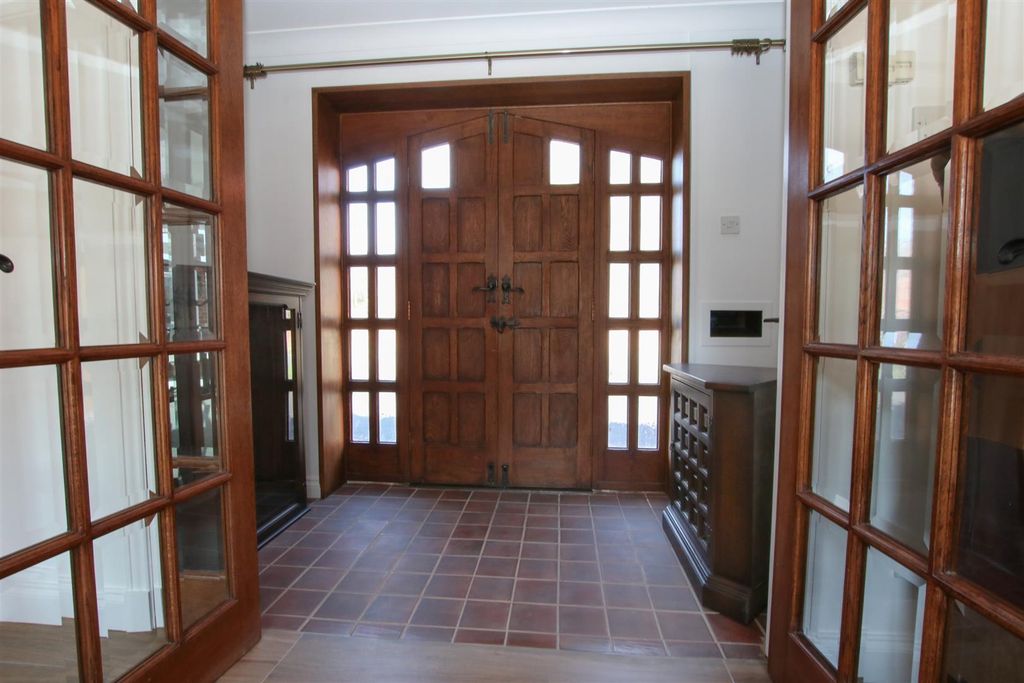 Property photo 2 of 34 Entrance Hall