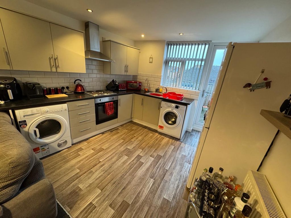 Property photo 2 of 10 Kitchen