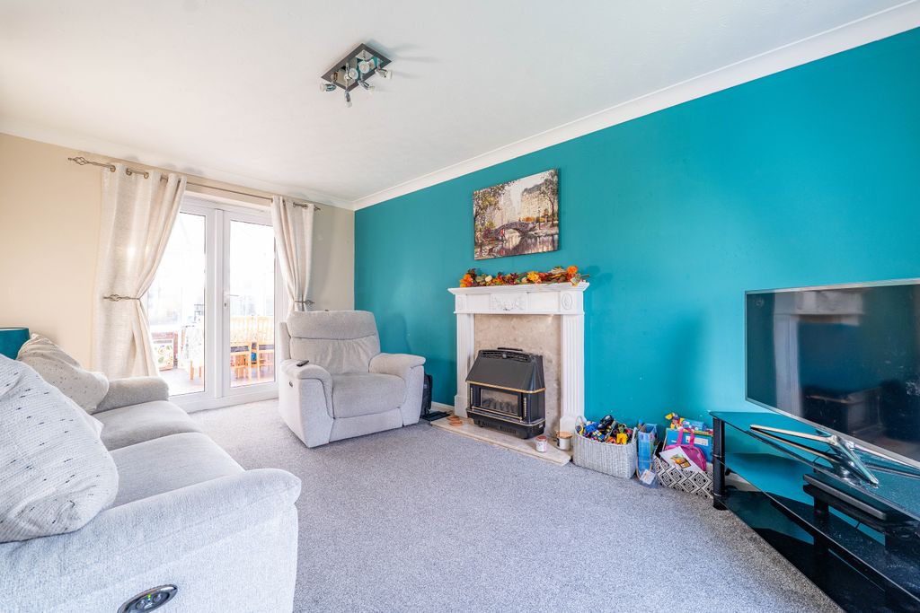 Property photo 2 of 11 Living Room