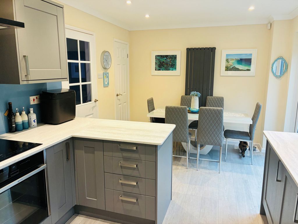 Property photo 3 of 26 Kitchen7