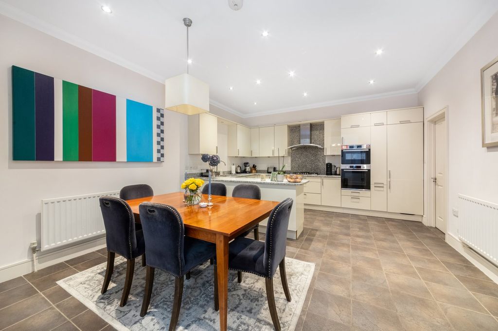 Property photo 3 of 14 Ground Floor