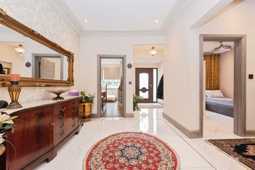 Property photo 3 of 28 Photo