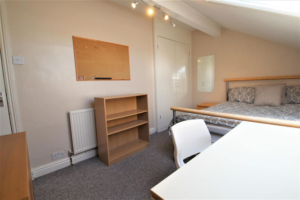 Property photo 1 of 6 Bedroom 6.Jpg