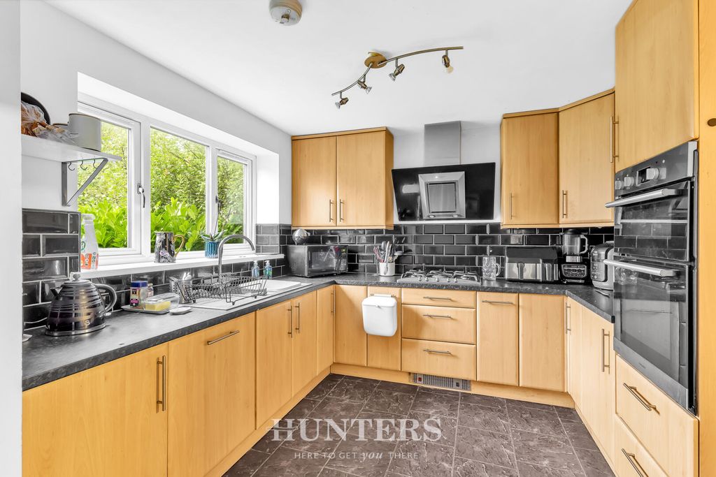 Property photo 3 of 18 Kitchen