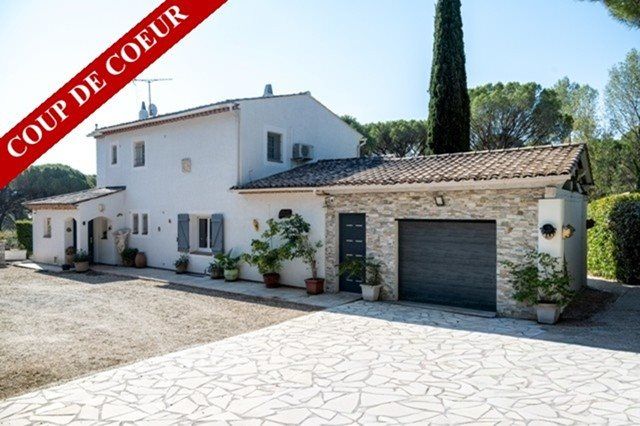 Property photo 1 of 10 Stunning 4-Bedroom Villa With Pool On 2,700 m² Of Land