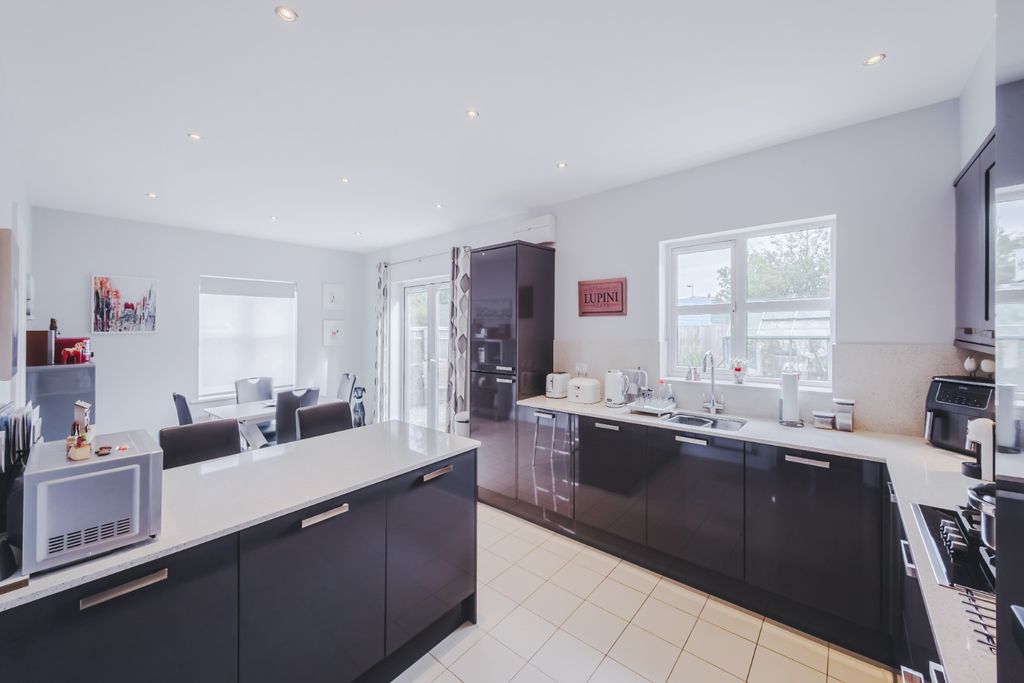 Property photo 3 of 30 5558963