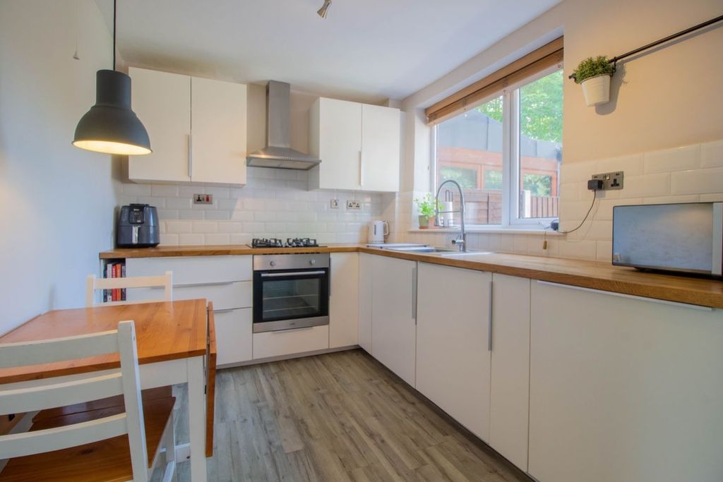 Property photo 2 of 10 Kitchen