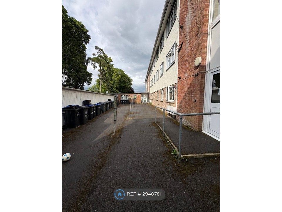 Property photo 3 of 17 Courtyard