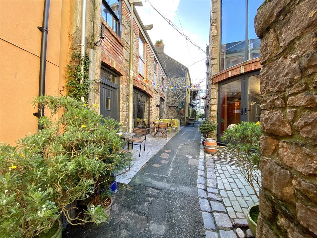 Property photo 3 of 15 Harbour Court.Jpg