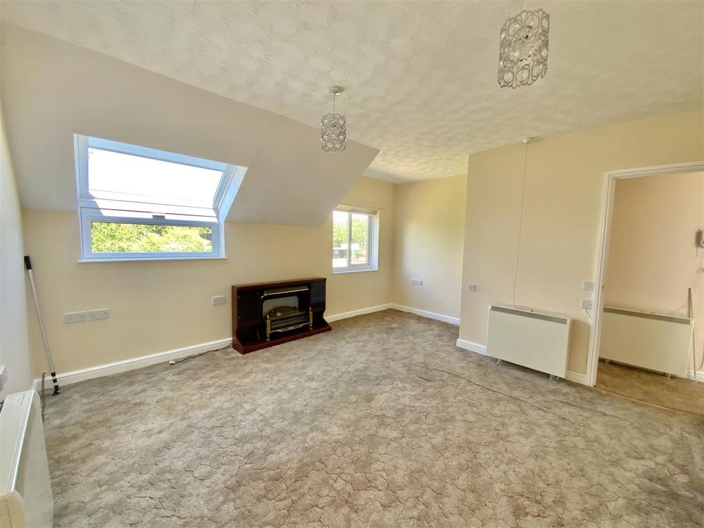 Property photo 3 of 9 Lounge/ Dining Room