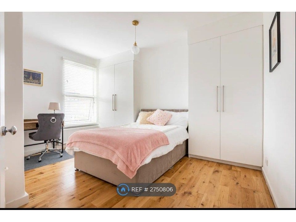 Property photo 1 of 12 Calm, Spacious &amp; Stylish Double Room In London