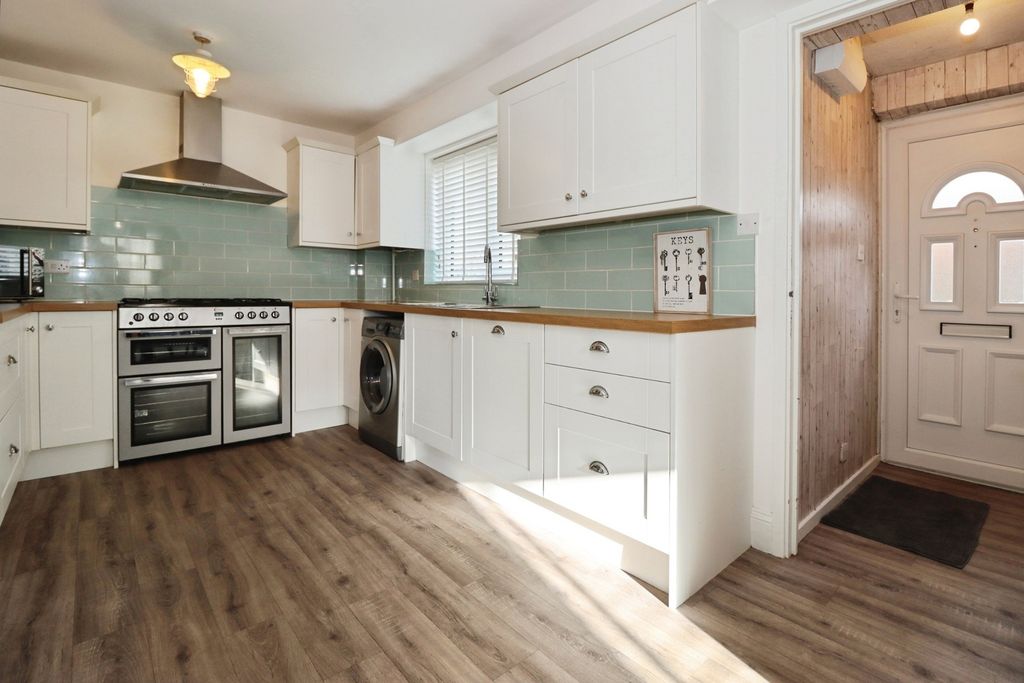 Property photo 3 of 21 Kitchen