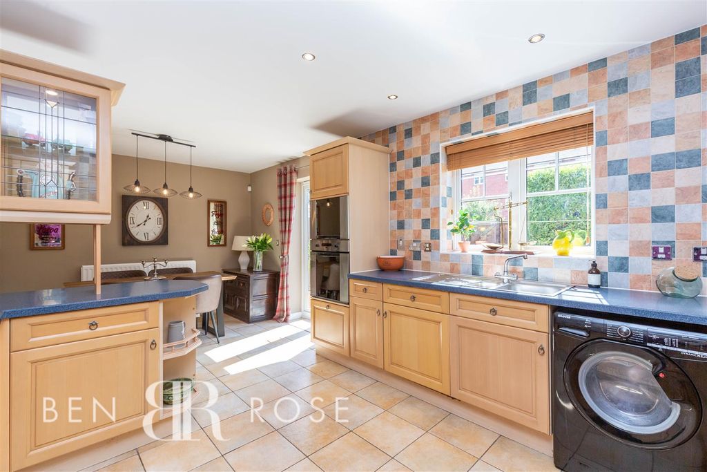 Property photo 3 of 31 Kitchen/Diner