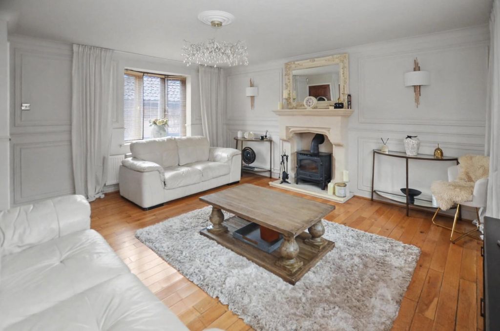 Property photo 2 of 28 Lounge