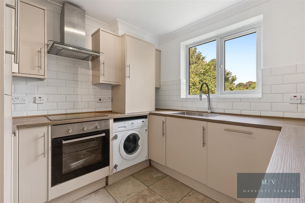 Property photo 3 of 17 Sanderstead Heights F18 MV-12.Jpg