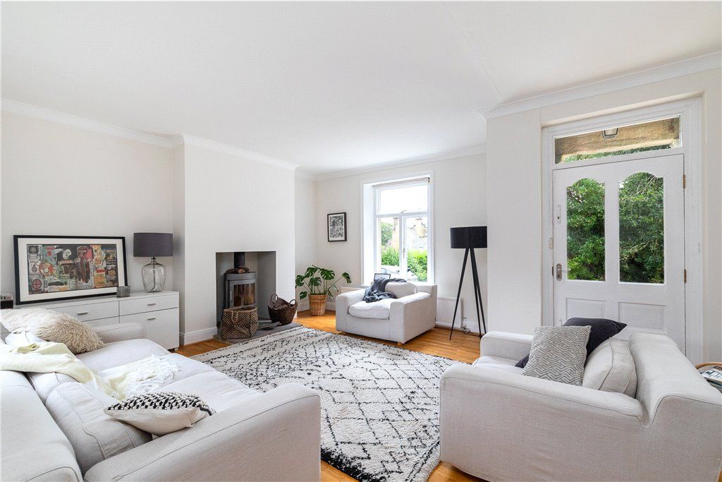 Property photo 3 of 20 Lounge