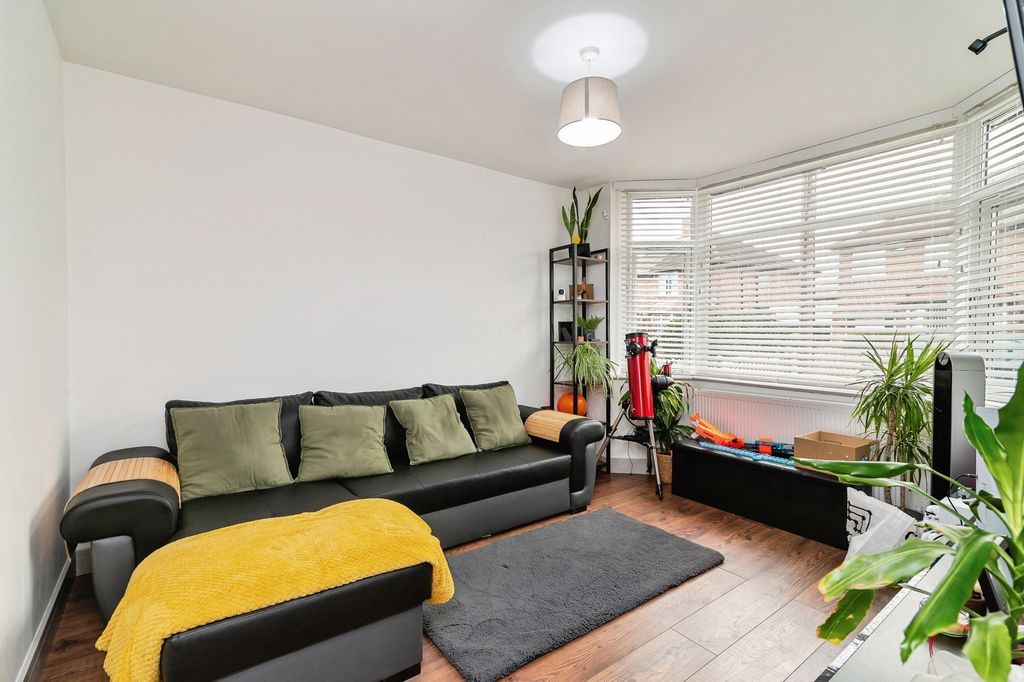 Property photo 3 of 17 Lounge