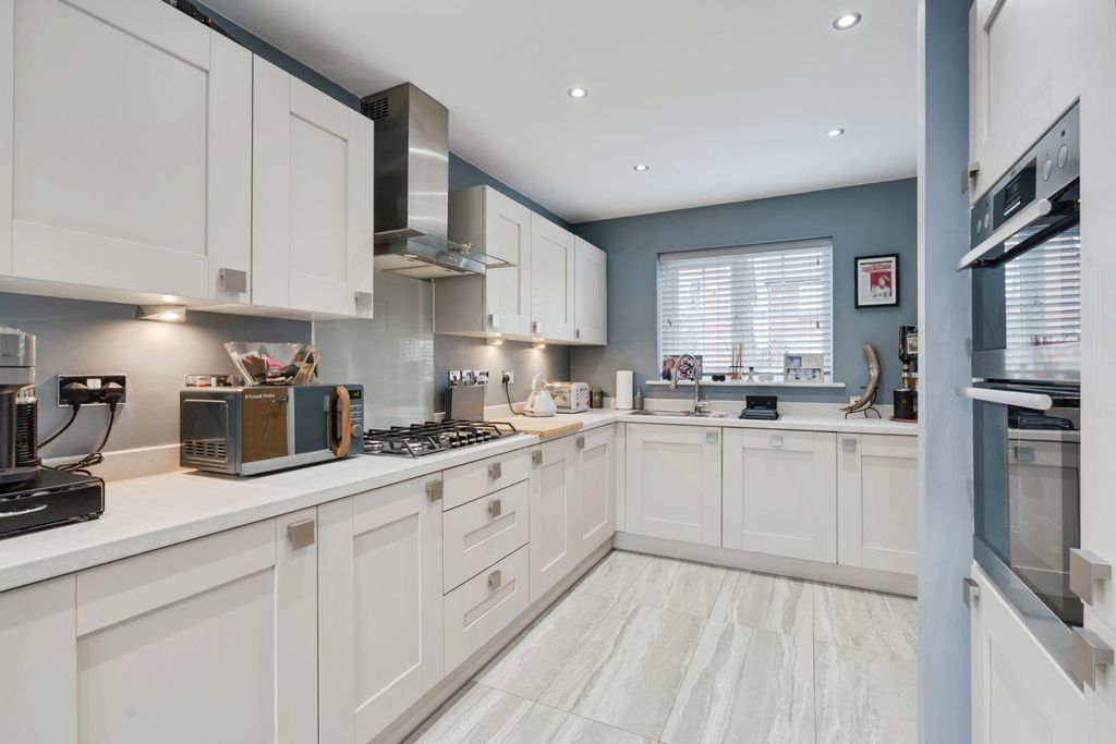 Property photo 3 of 17 Kitchen