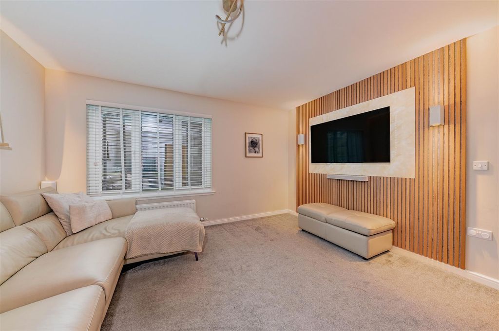 Property photo 2 of 23 19 Greenfield Crescent Dundee-13.Jpg