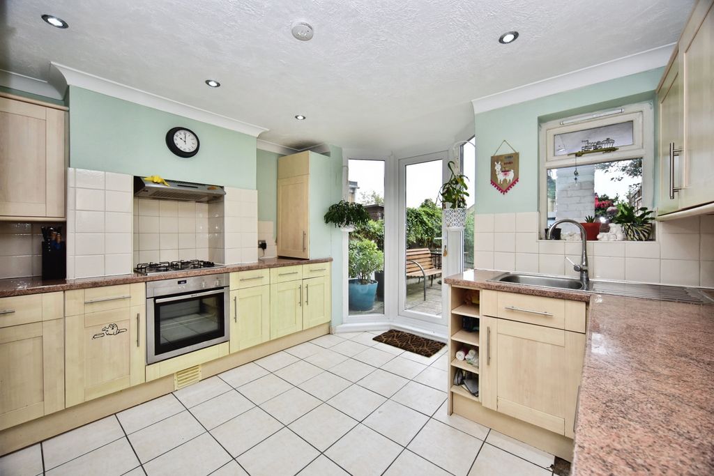 Property photo 2 of 18 Kitchen