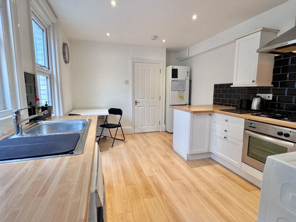 Property photo 3 of 10 Kitchen