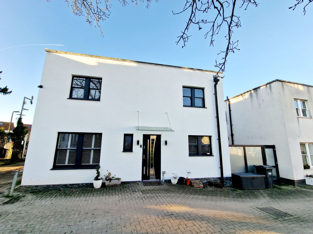 Property photo 2 of 21