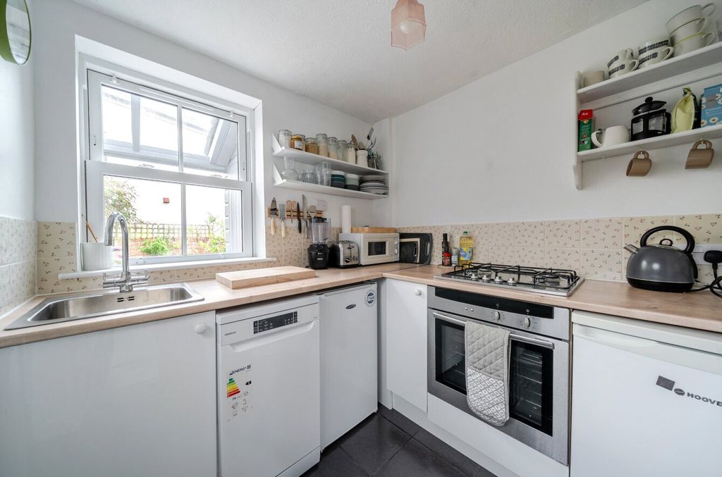 Property photo 3 of 10 Kitchen